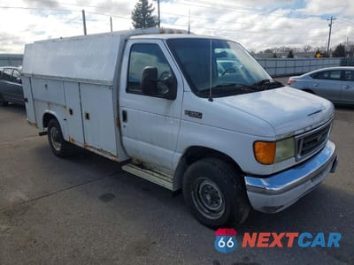 Czwarte zdjęcie samochodu z boku: 2004 FORD ECONOLINE E350 SUPER DUTY CUTAWAY VAN VIN:1FDSE35L24HA05895 - miniatura