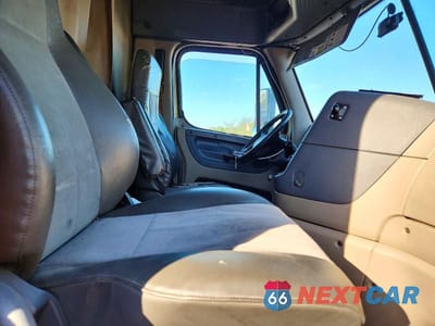 Piąte zdjęcie samochodu w środku: 2017 FREIGHTLINER CASCADIA 125 SEMI TRUCK VIN:3AKJGLDR0HSHV0907 - miniatura