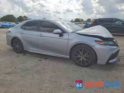 Czwarte zdjęcie samochodu z boku: 2021 TOYOTA CAMRY SE VIN:4T1G11AK6MU471615 - miniatura