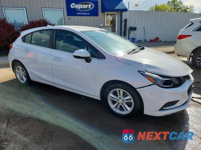 Czwarte zdjęcie samochodu z boku: 2018 CHEVROLET CRUZE LT VIN:3G1BE6SM8JS605139 - miniatura