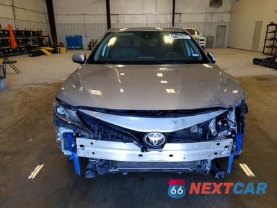 Piąte zdjęcie samochodu w środku: 2022 TOYOTA CAMRY LE VIN:4T1C11AK2NU632249 - miniatura