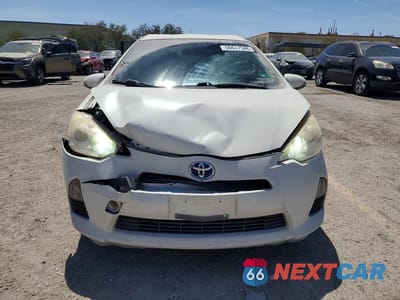Piąte zdjęcie samochodu w środku: 2013 TOYOTA PRIUS C VIN:JTDKDTB30D1529759 - miniatura