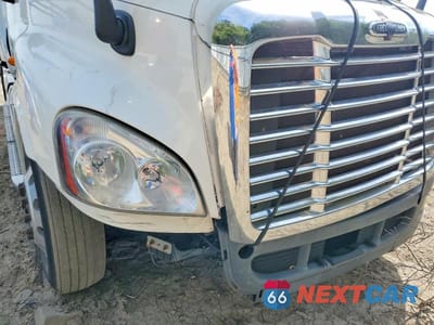 Zdjęcie 9 z 10 samochodu: 2011 FREIGHTLINER CASCADIA 125 SEMI TRUCK VIN:1FUJGLDR6BLAZ4649 - miniatura