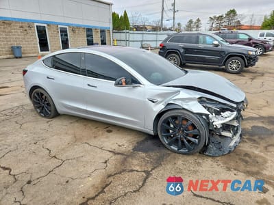 Czwarte zdjęcie samochodu z boku: 2018 TESLA MODEL 3 VIN:5YJ3E1EB3JF116861 - miniatura