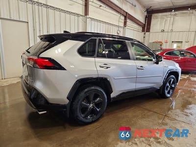 Trzecie zdjęcie samochodu z tyłu: 2020 TOYOTA RAV4 XSE VIN:JTMEWRFV1LJ038637 - miniatura