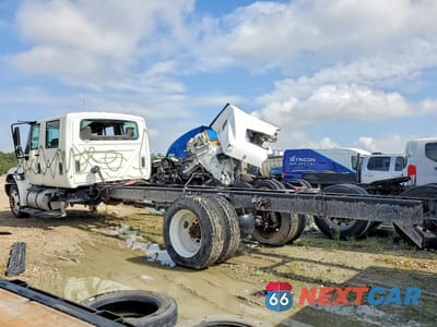 Trzecie zdjęcie samochodu z tyłu: 2013 INTERNATIONAL 4300 TRUCK CAB AND CHASSIS VIN:3HAJTSKMXDL300964 - miniatura