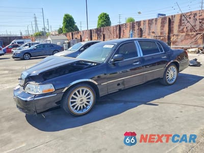 2003 LINCOLN TOWN CAR SIGNATURE 1LNHM82WX3Y641875 - główne zdjęcie licytacji z USA - miniatura