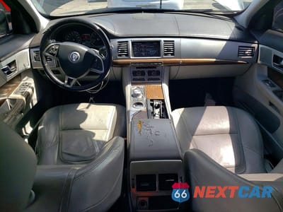 Zdjęcie 8 z 12 samochodu: 2012 JAGUAR XF VIN:SAJWA0FB7CLS29005 - miniatura