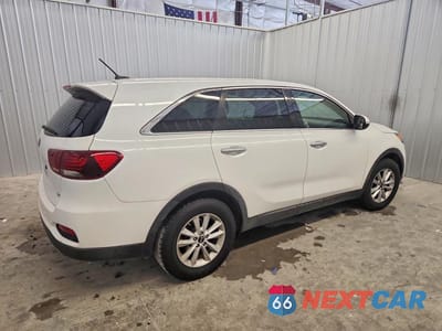 Trzecie zdjęcie samochodu z tyłu: 2019 KIA SORENTO LX V6 VIN:5XYPG4A59KG512266 - miniatura