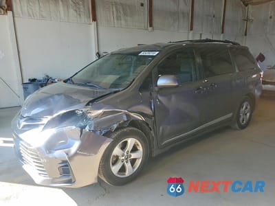 2018 TOYOTA SIENNA LE 5TDKZ3DC0JS954461 - główne zdjęcie licytacji z USA - miniatura