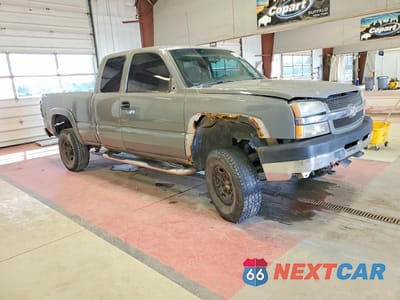 Czwarte zdjęcie samochodu z boku: 2004 CHEVROLET SILVERADO K2500 HEAVY DUTY VIN:1GCHK29U04E392758 - miniatura