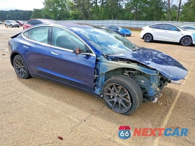Czwarte zdjęcie samochodu z boku: 2018 TESLA MODEL 3 VIN:5YJ3E1EA7JF010565 - miniatura