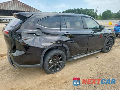 Trzecie zdjęcie samochodu z tyłu: 2022 TOYOTA HIGHLANDER LE VIN:5TDZZRAH8NS135740 - miniatura