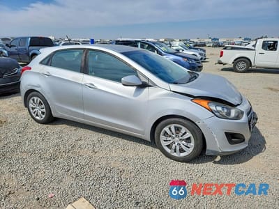 Czwarte zdjęcie samochodu z boku: 2017 HYUNDAI ELANTRA GT BASE VIN:KMHD35LH3HU361777 - miniatura