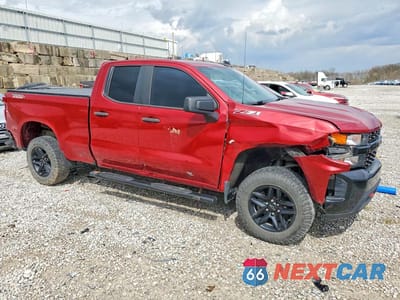Czwarte zdjęcie samochodu z boku: 2019 CHEVROLET SILVERADO K1500 TRAIL BOSS CUSTOM VIN:1GCRYCEF5KZ305703 - miniatura