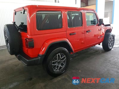 Trzecie zdjęcie samochodu z tyłu: 2026 JEEP WRANGLER SAHARA VIN:1C4PJXEN0TW179425 - miniatura