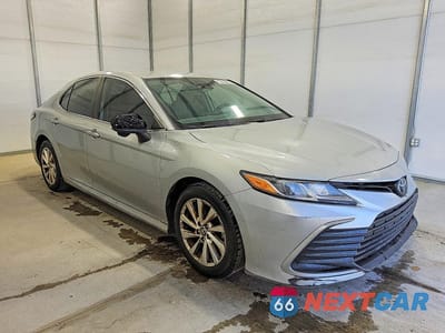 Czwarte zdjęcie samochodu z boku: 2021 TOYOTA CAMRY LE VIN:4T1C11AK8MU436184 - miniatura