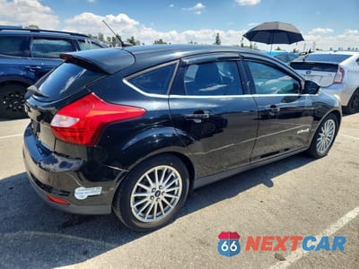 Trzecie zdjęcie samochodu z tyłu: 2014 FORD FOCUS BEV VIN:1FADP3R45EL311844 - miniatura
