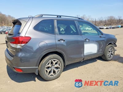 Trzecie zdjęcie samochodu z tyłu: 2021 SUBARU FORESTER PREMIUM VIN:JF2SKAJC7MH501980 - miniatura