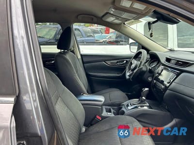 Piąte zdjęcie samochodu w środku: 2019 NISSAN ROGUE S VIN:5N1AT2MT4KC802057 - miniatura