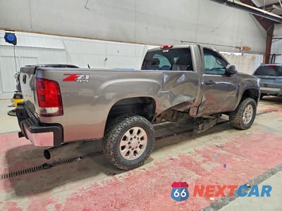 Trzecie zdjęcie samochodu z tyłu: 2013 GMC SIERRA K2500 SLE VIN:1GT020C86DF147101 - miniatura