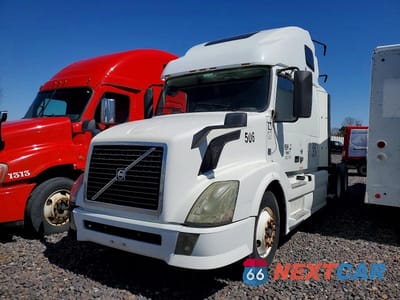 Drugie zdjęcie samochodu z przodu: 2013 VOLVO VNL SEMI TRUCK VIN:4V4NC9EG0DN139775 - miniatura