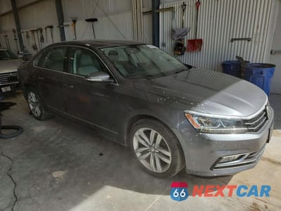Czwarte zdjęcie samochodu z boku: 2017 VOLKSWAGEN PASSAT SE VIN:1VWGT7A37HC004755 - miniatura