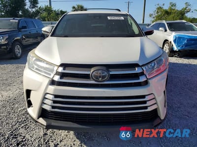 Piąte zdjęcie samochodu w środku: 2018 TOYOTA HIGHLANDER LE VIN:5TDZARFH1JS034436 - miniatura