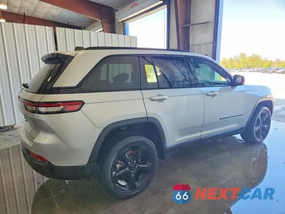 Trzecie zdjęcie samochodu z tyłu: 2023 JEEP GRAND CHEROKEE LAREDO VIN:1C4RJHAG4PC589318 - miniatura