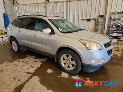 Czwarte zdjęcie samochodu z boku: 2012 CHEVROLET TRAVERSE LT VIN:1GNKVGED8CJ130483 - miniatura