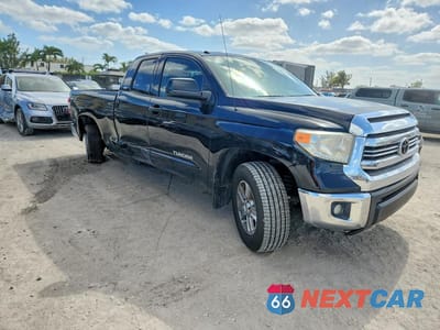 Czwarte zdjęcie samochodu z boku: 2016 TOYOTA TUNDRA SR5 VIN:5TFRM5F14GX100502 - miniatura