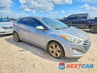 Czwarte zdjęcie samochodu z boku: 2014 HYUNDAI ELANTRA GT BASE VIN:KMHD35LH0EU165307 - miniatura