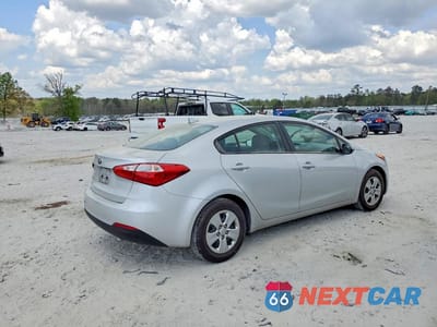 Trzecie zdjęcie samochodu z tyłu: 2016 KIA FORTE LX VIN:KNAFX4A6XG5550767 - miniatura