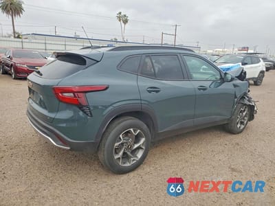 Trzecie zdjęcie samochodu z tyłu: 2025 CHEVROLET TRAX 1LT VIN:KL77LHEP5SC266414 - miniatura