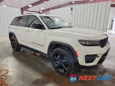Czwarte zdjęcie samochodu z boku: 2023 JEEP GRAND CHEROKEE LAREDO VIN:1C4RJHAG2PC589317 - miniatura