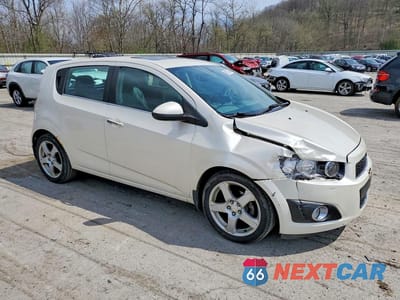 Czwarte zdjęcie samochodu z boku: 2015 CHEVROLET SONIC LTZ VIN:1G1JE6SB2F4180826 - miniatura