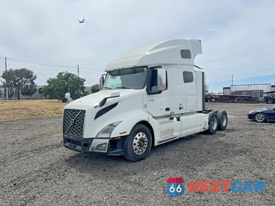 Drugie zdjęcie samochodu z przodu: 2020 VOLVO VNL TRUCKS SEMI TRUCK VIN:4V4NC9EH4LN258310 - miniatura