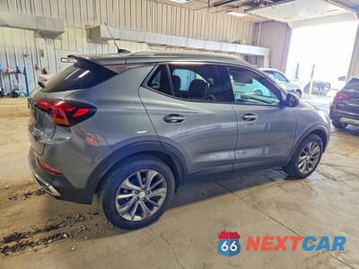 Trzecie zdjęcie samochodu z tyłu: 2022 BUICK ENCORE GX ESSENCE VIN:KL4MMFSL3NB076043 - miniatura