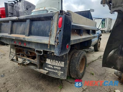 Trzecie zdjęcie samochodu z tyłu: 2005 CHEVROLET SILVERADO DUMP TRUCK VIN:1GBJK34G15E294109 - miniatura