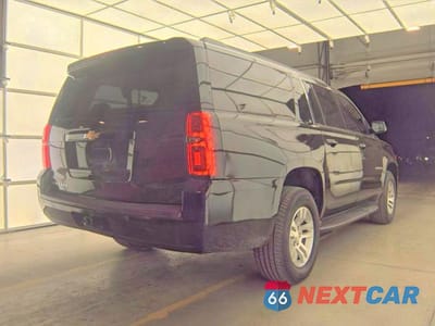 Czwarte zdjęcie samochodu z boku: 2019 CHEVROLET SUBURBAN C1500 LT VIN:1GNSCHKC4KR352378 - miniatura