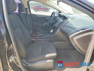 Piąte zdjęcie samochodu w środku: 2018 FORD FOCUS S VIN:1FADP3E21JL299044 - miniatura