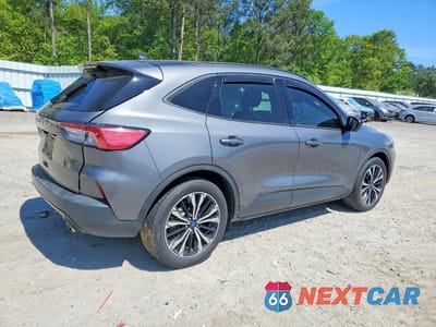 Trzecie zdjęcie samochodu z tyłu: 2021 FORD ESCAPE SE VIN:1FMCU0G6XMUB27523 - miniatura
