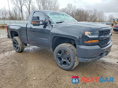 Czwarte zdjęcie samochodu z boku: 2018 CHEVROLET SILVERADO K1500 VIN:1GCNKNEC7JZ375140 - miniatura