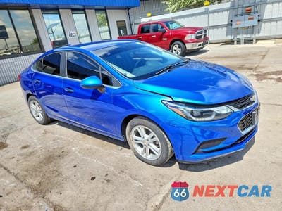Czwarte zdjęcie samochodu z boku: 2017 CHEVROLET CRUZE LT VIN:3G1BE5SM5HS567292 - miniatura