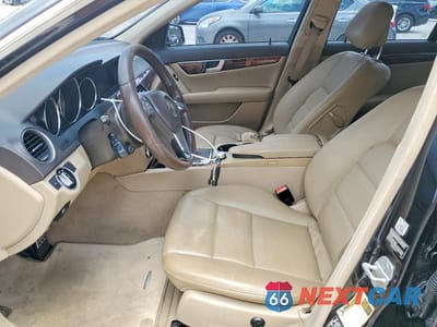 Zdjęcie 7 z 12 samochodu: 2012 MERCEDES-BENZ C 250 VIN:WDDGF4HB2CA621934 - miniatura