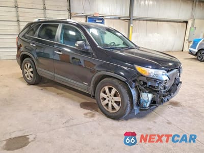Czwarte zdjęcie samochodu z boku: 2013 KIA SORENTO VIN:5XYKTDA27DG412021 - miniatura