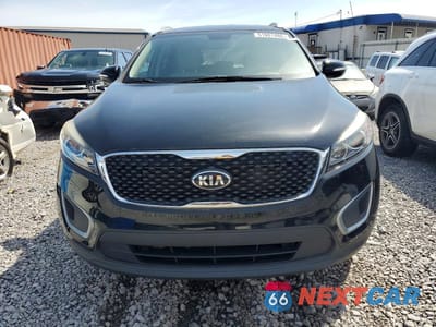 Piąte zdjęcie samochodu w środku: 2017 KIA SORENTO LX VIN:5XYPG4A38HG222530 - miniatura