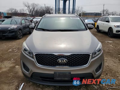 Piąte zdjęcie samochodu w środku: 2016 KIA SORENTO LX V6 VIN:5XYPG4A5XGG023589 - miniatura