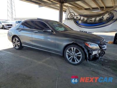 Czwarte zdjęcie samochodu z boku: 2019 MERCEDES-BENZ C 300 VIN:55SWF8DB1KU286799 - miniatura