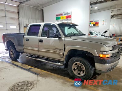 Czwarte zdjęcie samochodu z boku: 2001 CHEVROLET SILVERADO K2500 HEAVY DUTY VIN:1GCHK23U41F208808 - miniatura